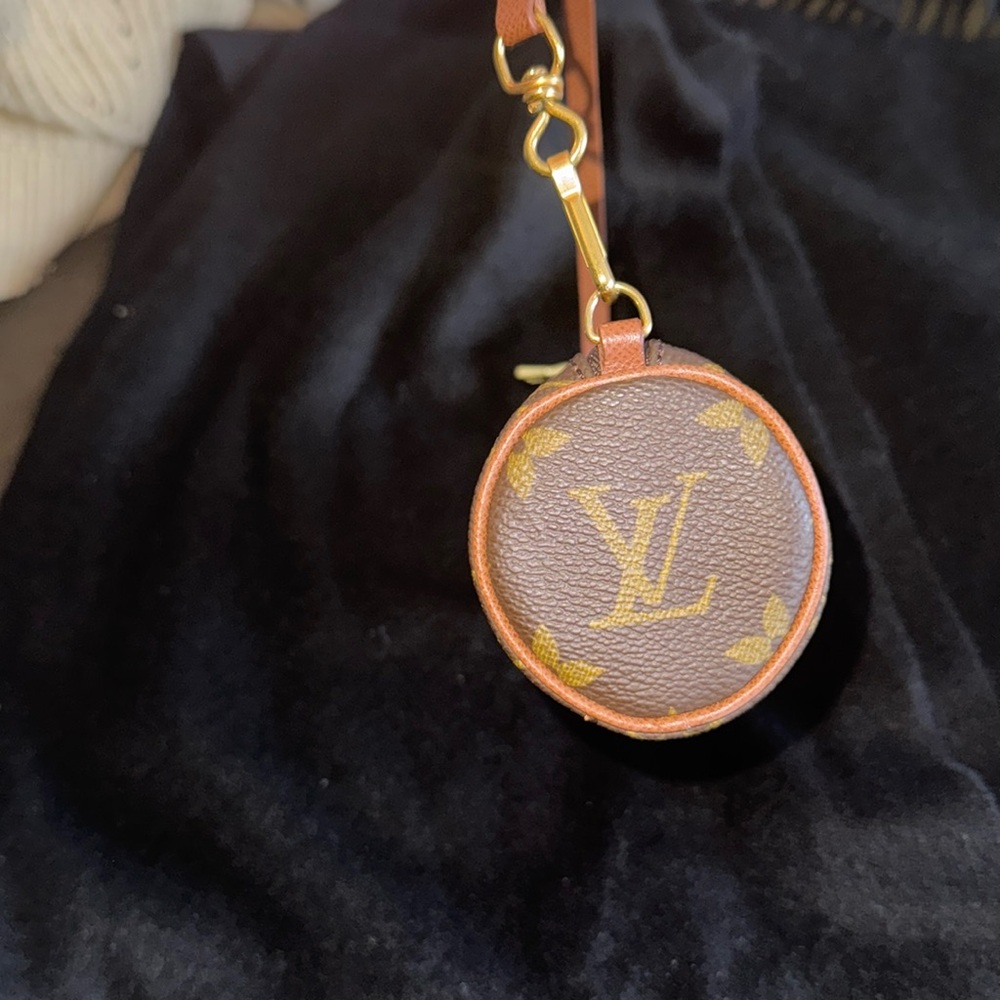 Women’s or Men's Lou’s Vuitton Mini Papillion pochette w Monogram print. 10/10. - Picture 5 of 17